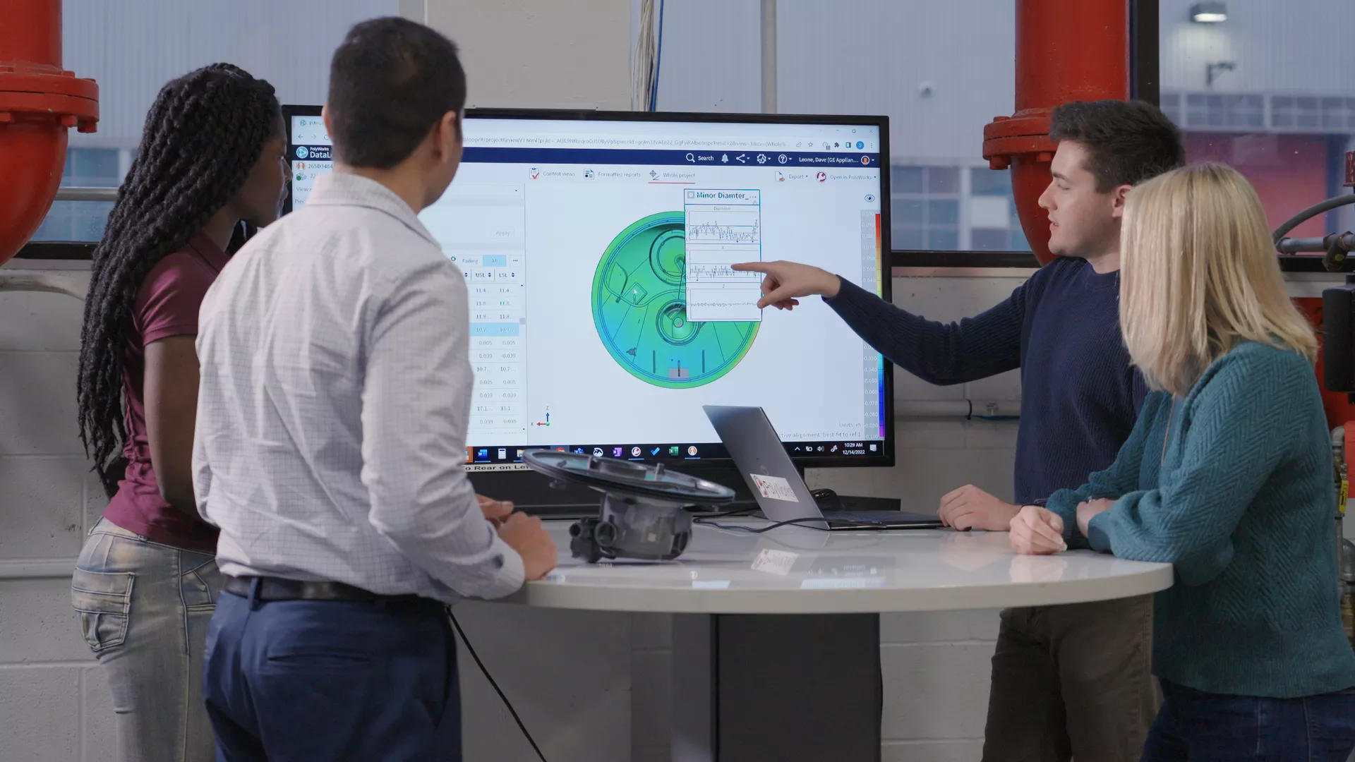 Des collaborateurs inspectent le modèle 3D d’une pièce qu’ils viennent de mesurer à l’aide de PolyWorks|Inspector